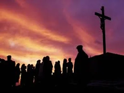 ¿El origen de la semana santa es cristiano o pagano? Sombra de gente frente a la cruz