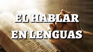 El don de lenguas o hablar en lenguas. Biblia abierta y una persona poniendo sus manos en ella.