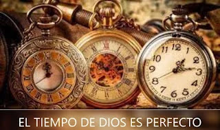 El tiempo de Dios es perfecto. Tres reloj simbolizando que los tiempos de Dios son perfectos.