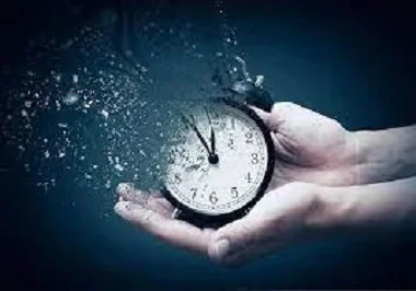 Todo tiene su tiempo, Eclesiastés 3:3. Hombre con reloj en la mano.