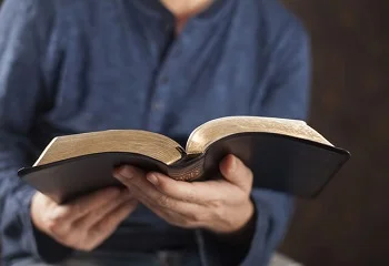 Prédicas motivacionales para varones. Hombre sosteniendo Biblia en las manos