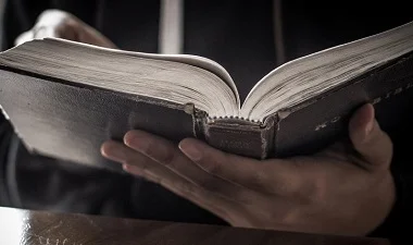 Las mejores prédicas cristianas escritas. Hombre sosteniendo Biblia para predicar
