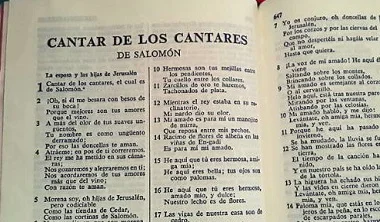 Resumen del libro de Cantares. Biblia abierta en Cantar de los Cantares