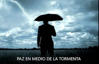 Paz en medio de la tormenta: Hombre con un paragua y rayos en el cielo